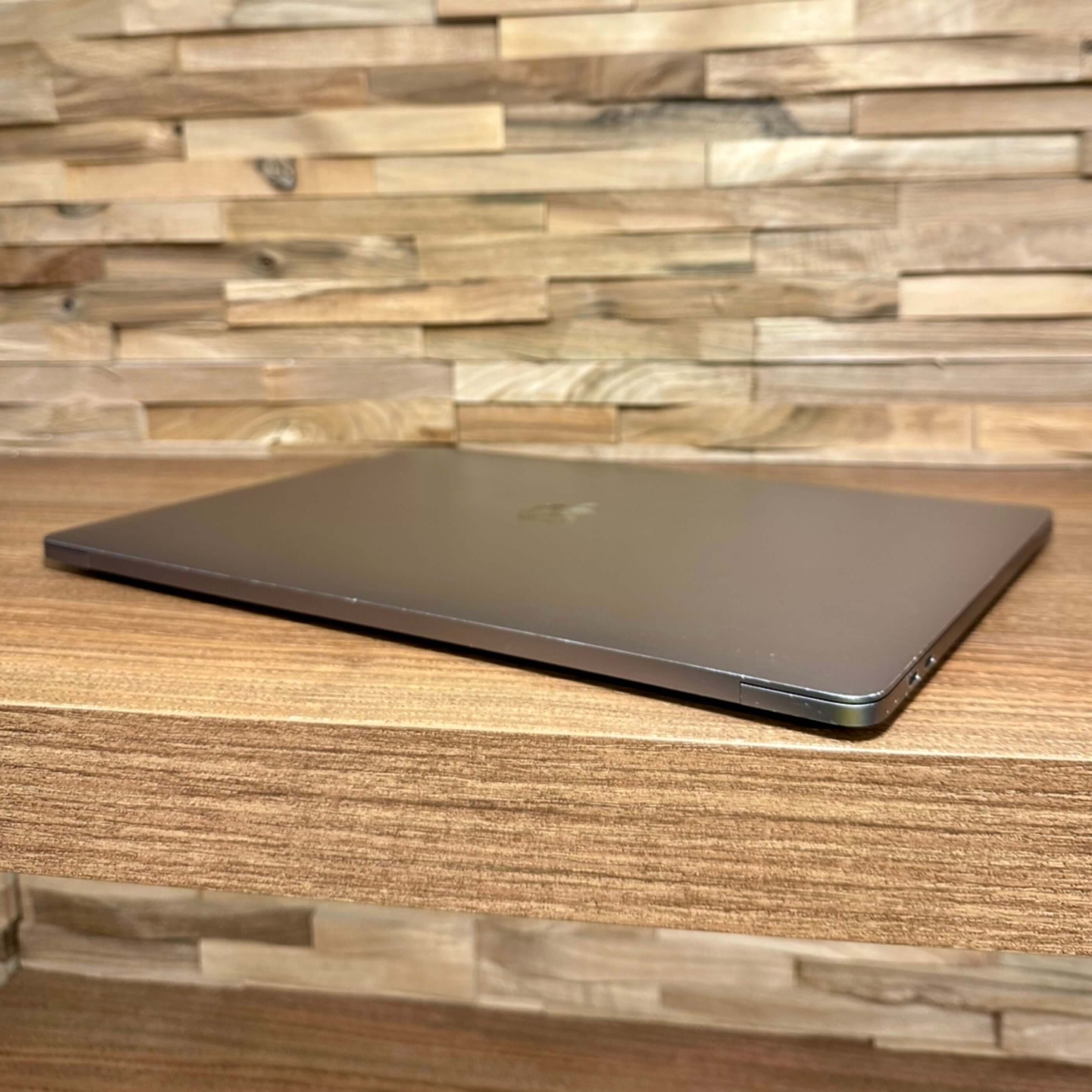 MacBook Pro 15¨ Touch Bar Space Gray, i7, rok 2017, 16GB RAM, 512GB SSD NOVÁ BATERIE
