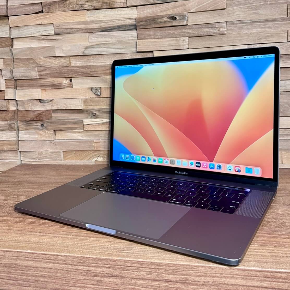 MacBook Pro 15¨ Retina Touch Bar Space Gray, i9, rok 2019, 16GB RAM, 1TB SSD VEGA